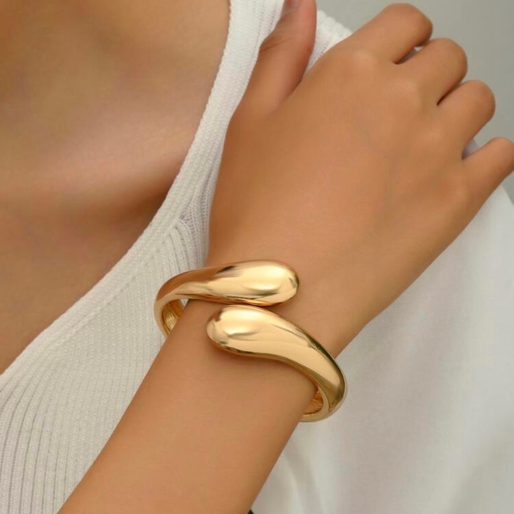 NWOT - Golden Waterdrop💧✨ Shaped Chic Bracelet Bangle